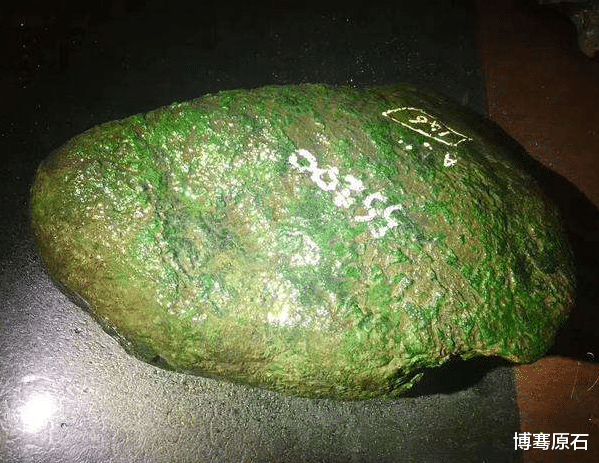 翡翠|刷爆圈内的“乌皮擦口”翡翠原石，一刀切开货主直接气晕，百万打了水漂！