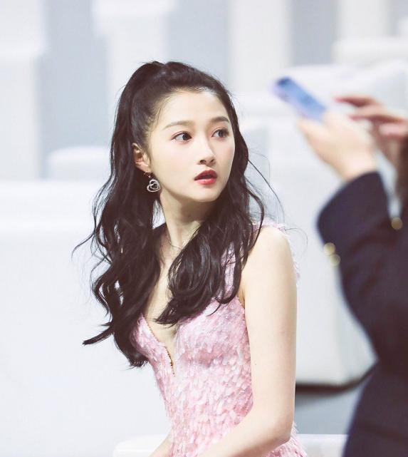 关晓彤|鹿晗偷瞄别的女明星，关晓彤私信警告，看清聊天框，这谁受得了？