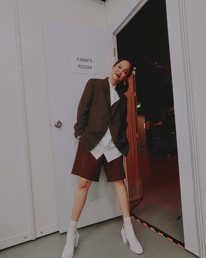 方脸妹说时尚|范文芳带儿子逛超市，穿风衣电梯托南瓜，发际线后移天然额头抢镜