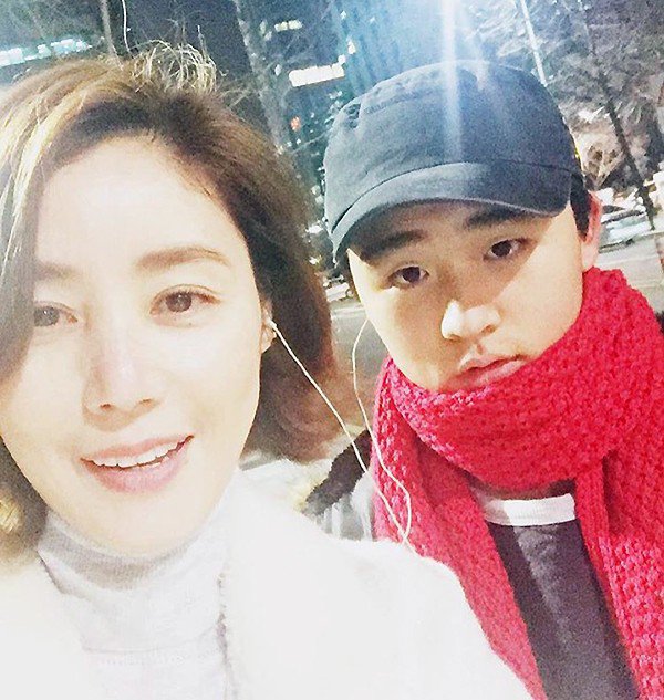 李敏镐|李敏镐疑曝光“姐弟恋”，女方53岁演过男方妈，保养得当皮肤好