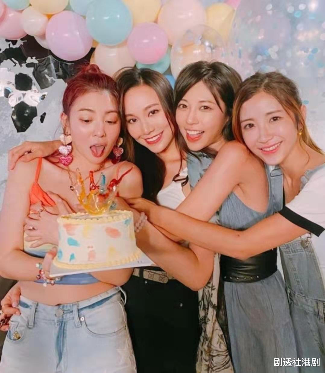 TVB|不满!TVB人气美女主持合照时胸前出现男人手,疑似被对方占便宜