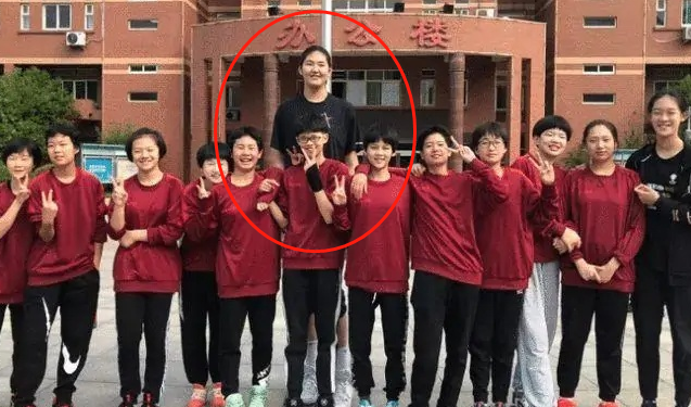 姚明|女版姚明！14歲身高達到2米27，站著能摸到籃筐，有望成沖擊WNBA
