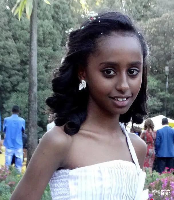 歪骆驼|河南男孩取非洲“黑珍珠”为妻，肤色阻挡不了爱，混血宝宝太可爱了