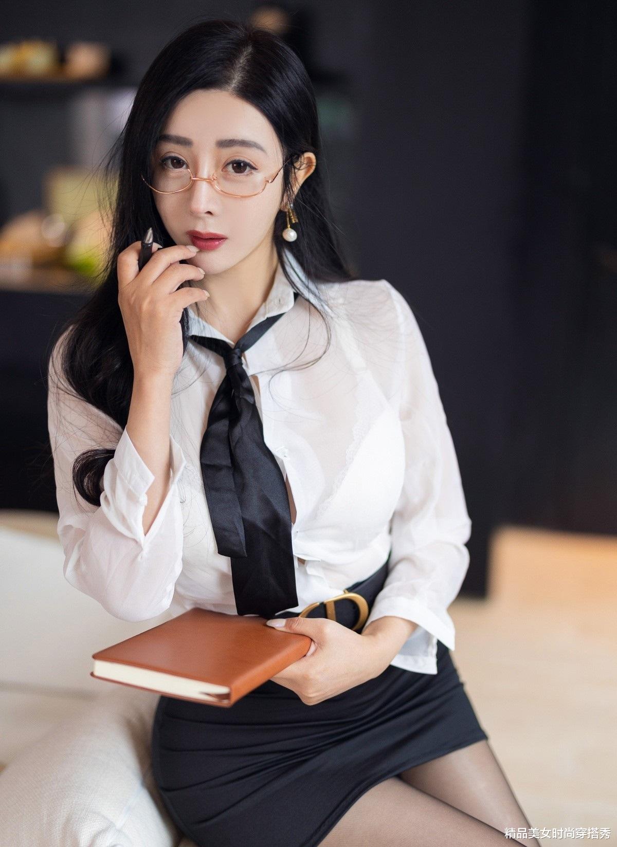 爱很美味|黑色包臀裙搭配白色衬衫，时尚有型，展现女性自身魅力