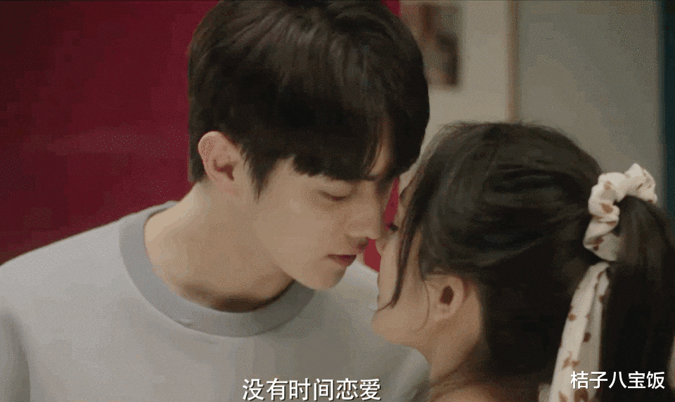 杨幂|饿虎扑食？杨幂新戏被小9岁男星许凯扑倒！女方全身都散发着紧张