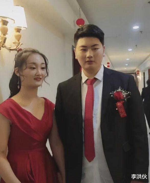 朱单伟|朱单伟成抢手货，离婚后立马相亲，被与亚男同名的女生拉横幅求婚