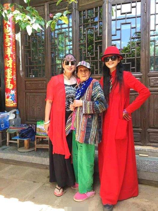 杨丽萍|杨丽萍三姐妹回家探亲，气场强大如复制粘贴，火车站不戴口罩遭批