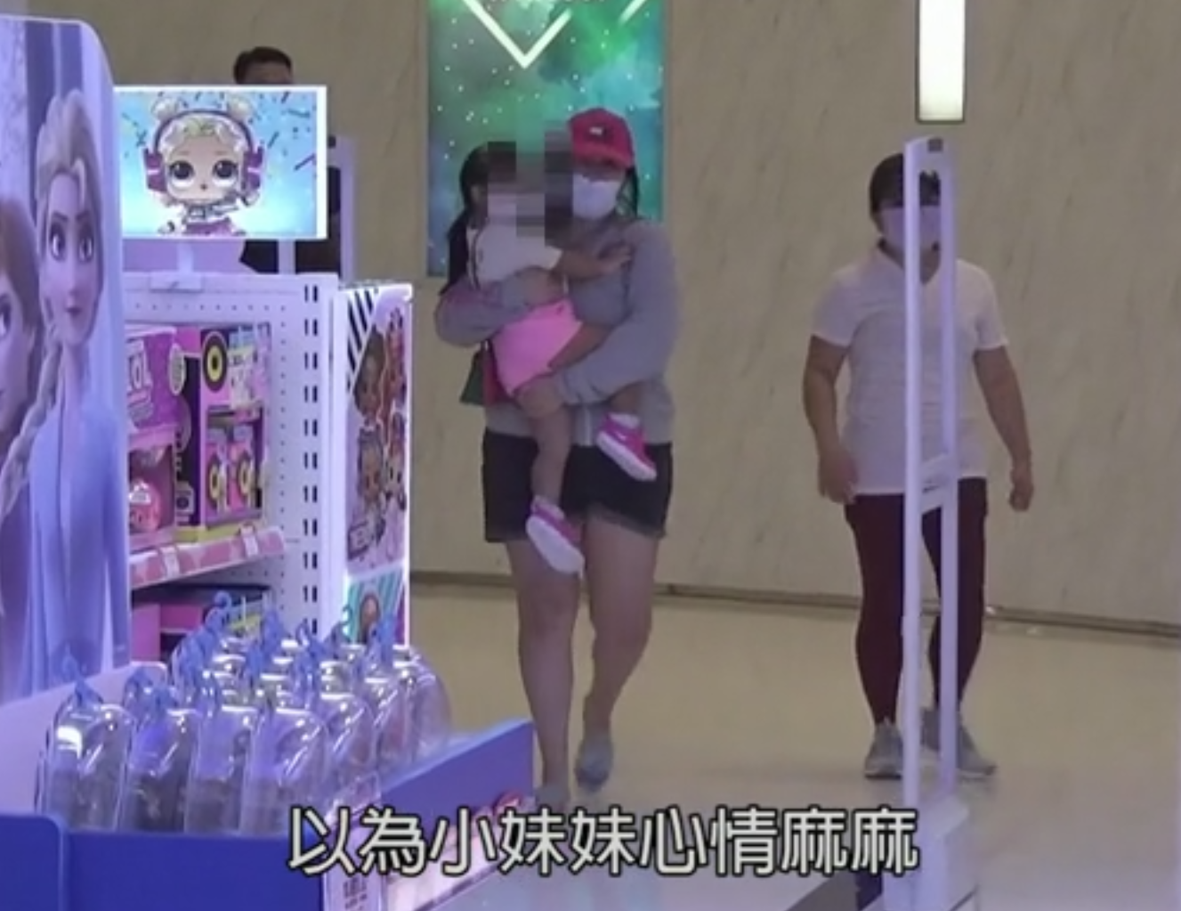 何超盈|何超盈带2岁女儿逛街，穿短裤曝光真实腿型，毫不掩饰肥胖身材