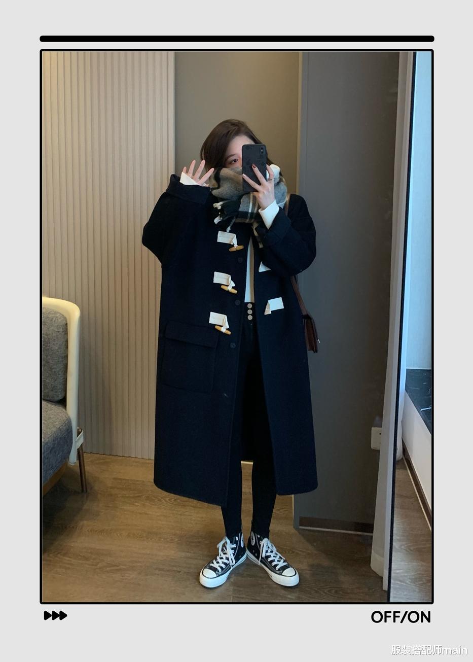 服装搭配师main 别再穿高跟鞋了，“大衣+这3双平底鞋”才是真时髦，保暖又显高