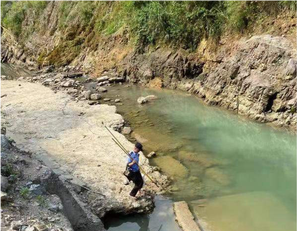 童书小窝|乘凉乘到河里？重庆男子电鱼被抓，谎称是在乘凉，网友：丢人