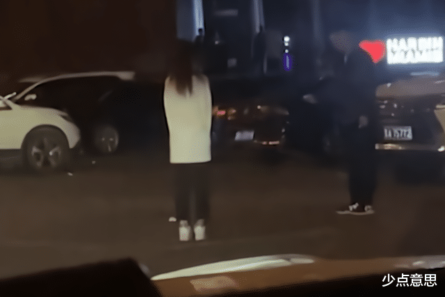少点意思 黑龙江:情侣在酒吧门口闹情绪,大哥化身神级解说,带入感太强!