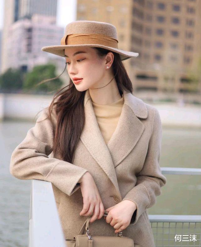 何三沫 不要只会穿裤子过冬,可以尝试连衣裙搭配大衣,既温柔又有魅力