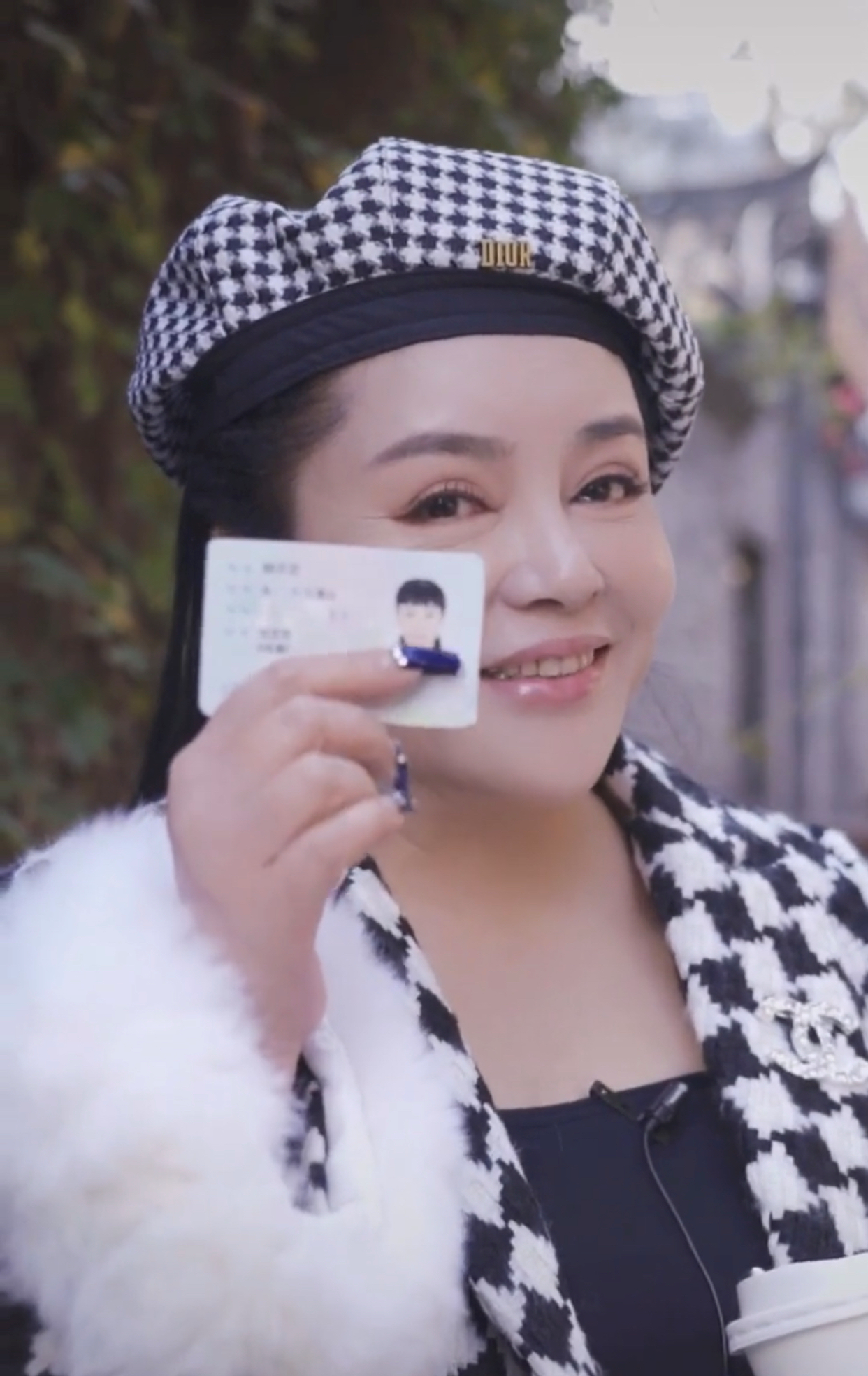 易烊千玺|58岁台湾歌手千百惠高调晒身份证，自曝已持有20多年，现定居成都