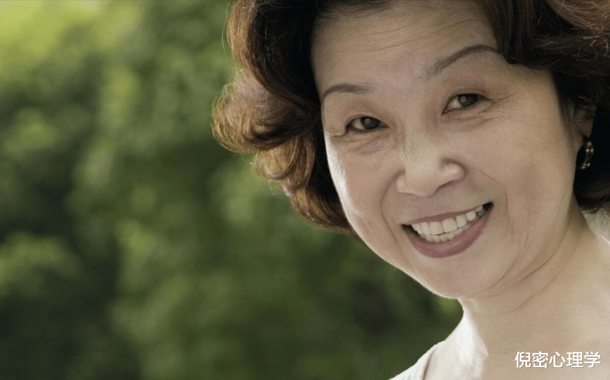 52岁保姆哭诉:工资6千,却被雇主当妻子一样使唤,太没尊严了