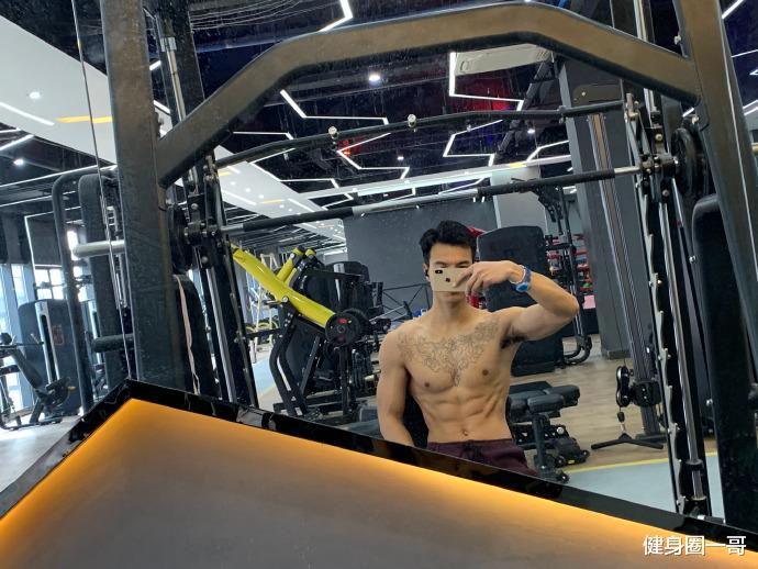 健身圈一哥 28岁肌肉小哥哥，撩起衣服就是腹肌，一看就是健身房挥汗如雨的结果！