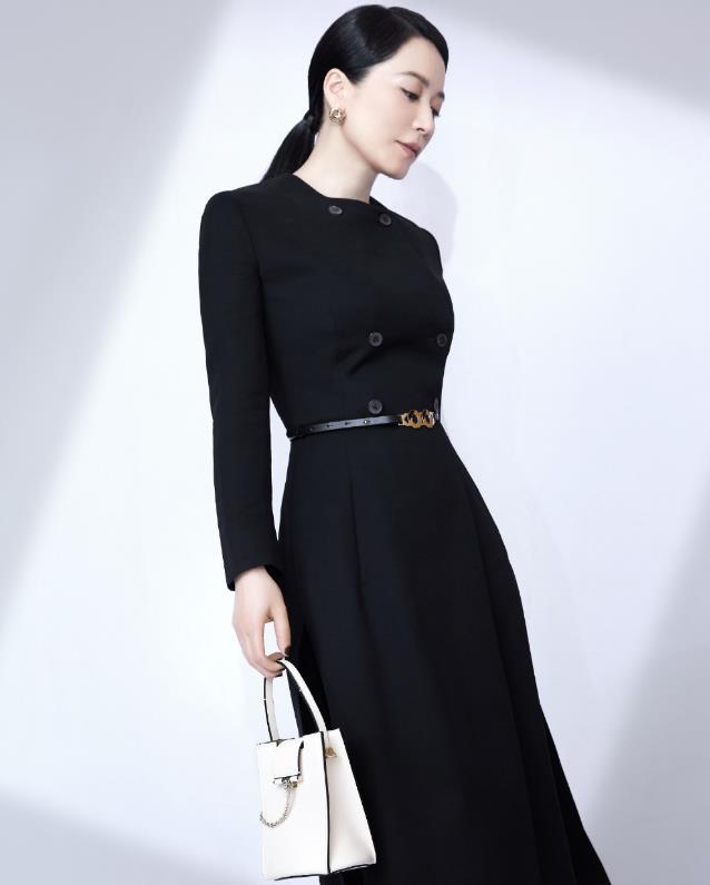 俞飞鸿|俞飞鸿一把年纪也不自爱?穿超短热裤为秀腿,勒出赘肉太真实