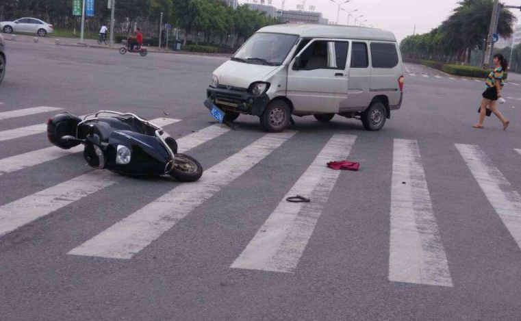 行人闯红灯被撞,车主却要担责任:他违章凭啥我买单?