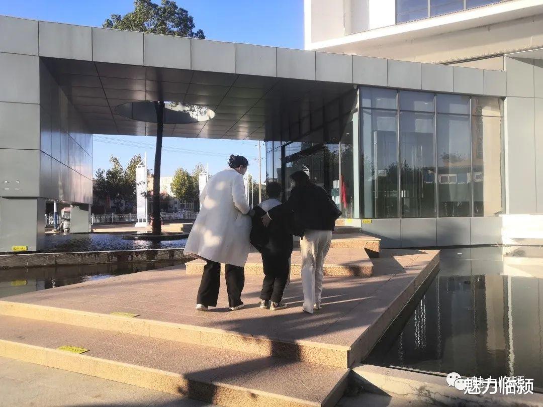 临颍:两美女在上班路上,发现一小男孩在寒风中坐在路边抹眼泪