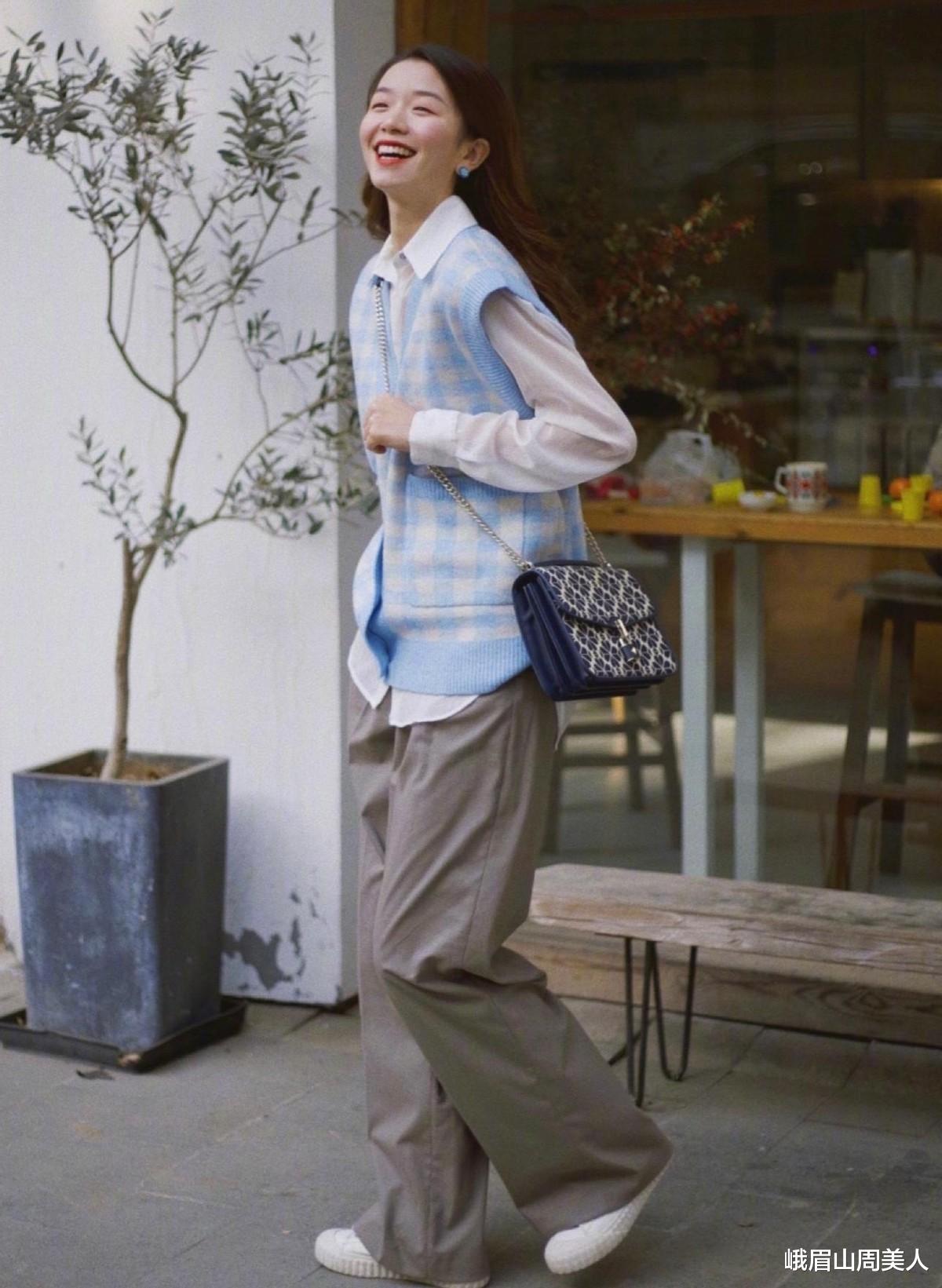 峨眉山周美人|穿阔腿裤时，别再搭小白鞋了！今秋流行搭这3双鞋，显高时髦还高级