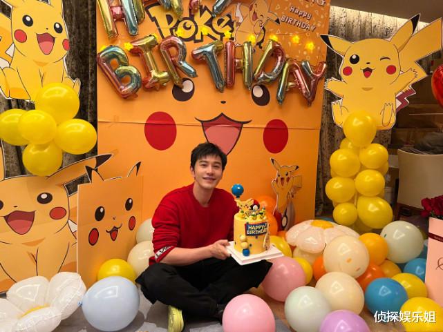 黄晓明|黄晓明庆44岁生日，独捧蛋糕身旁不见妻儿，Baby连续两年未送祝福