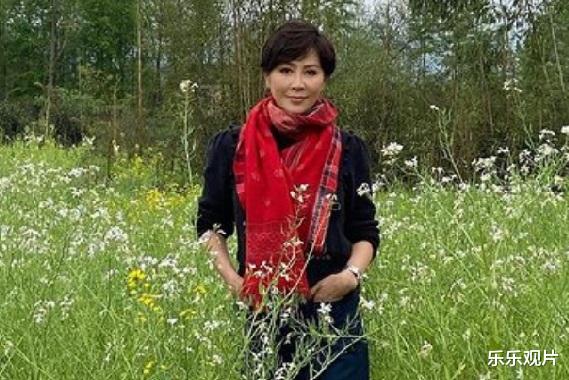 刘嘉玲|刘嘉玲在油菜地里拍照，戴红色围巾像大妈，和普通妇女没区别