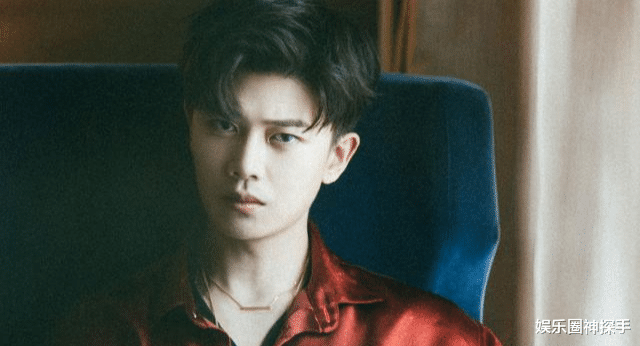 佟丽娅|成毅活动寥寥无几，除了拍戏还是拍戏，或和欢瑞有所关系？