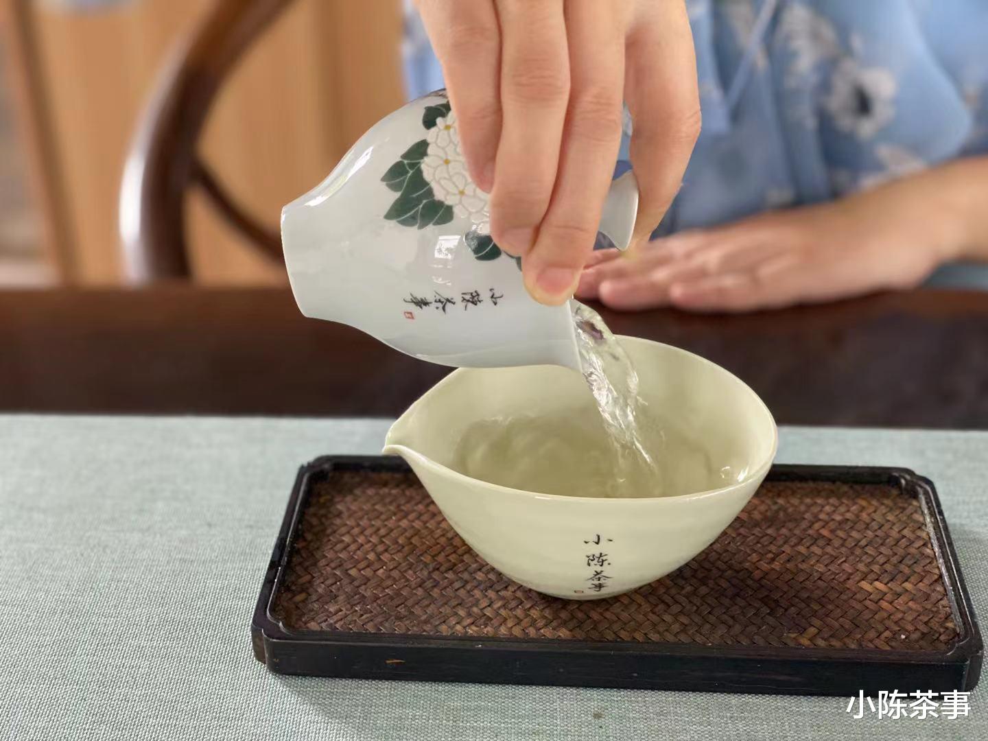 原创|冲泡白茶、红茶、岩茶时，是大壶泡好，还是盖碗泡好？看完这5点