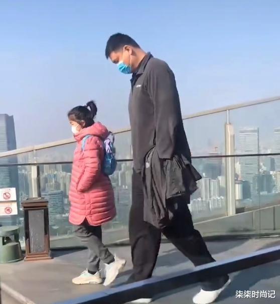 黄景瑜|姚明一家三口外出，10岁女儿身高直逼1米7，穿成人羽绒服略显壮硕