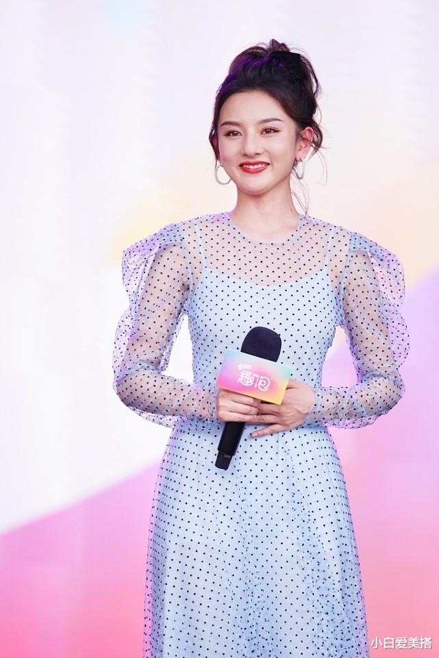 小白爱美搭|都说女大十八变，宋祖儿长大没变化，穿蓝色吊带裙还是那么可爱
