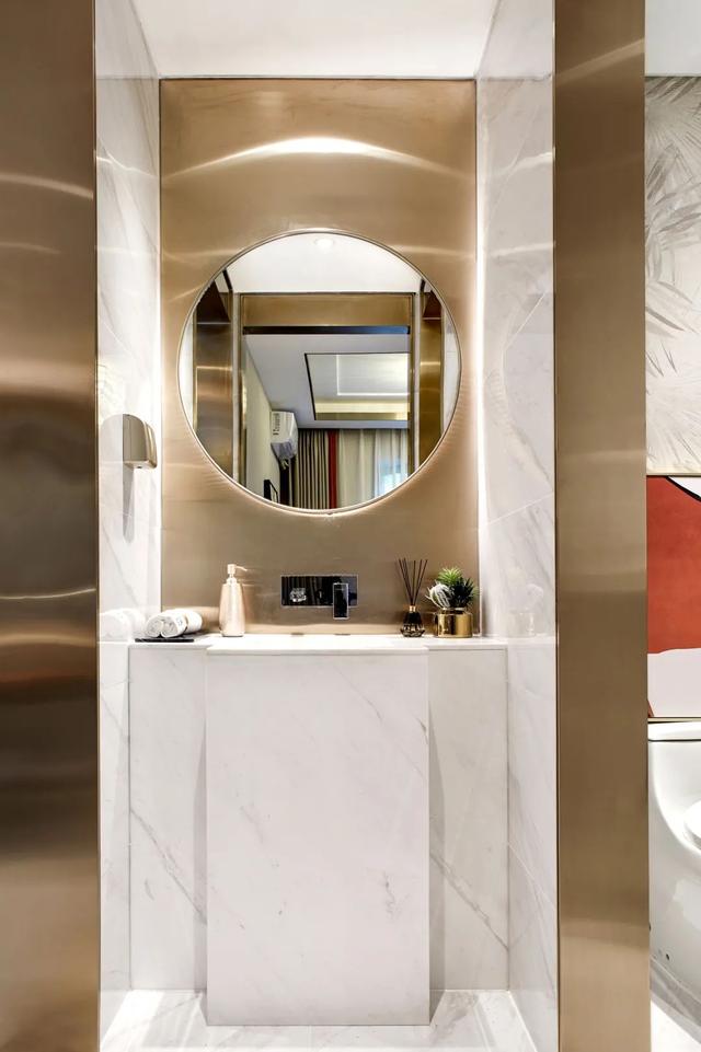 130㎡现代轻奢，大理石与金属质感，加上橙色的软装，华丽高档