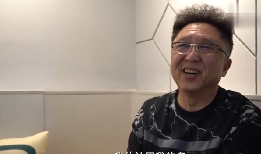 育妈计|改行当“语音包”的于谦，与闫学晶话剧中演夫妻，后台合照引争议