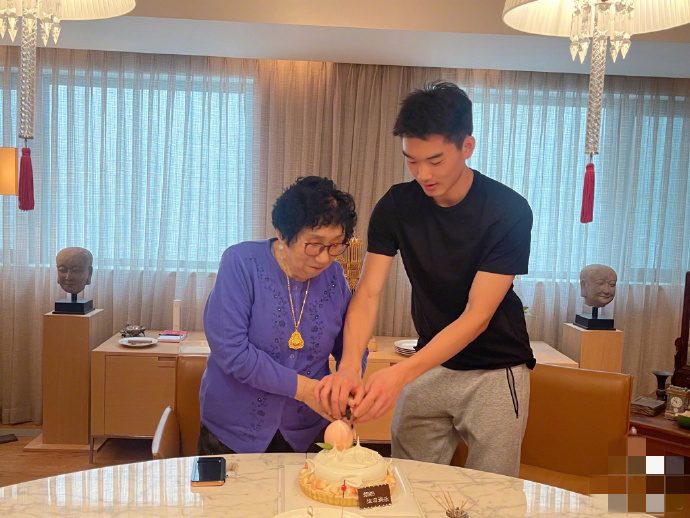 林依轮|林依轮为83岁母亲庆生！亲哥与他似复制粘贴，妈妈戴大金链精神好