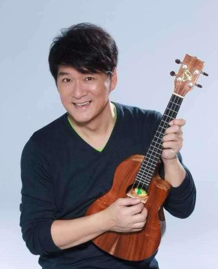 周华健|周华健晒61岁妻子正脸照，二人罕见同框，看起来像隔辈人？