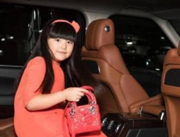 刘亦菲|李小璐效仿李湘富养女儿，给甜馨穿一身名牌，近照比王诗龄更贵气