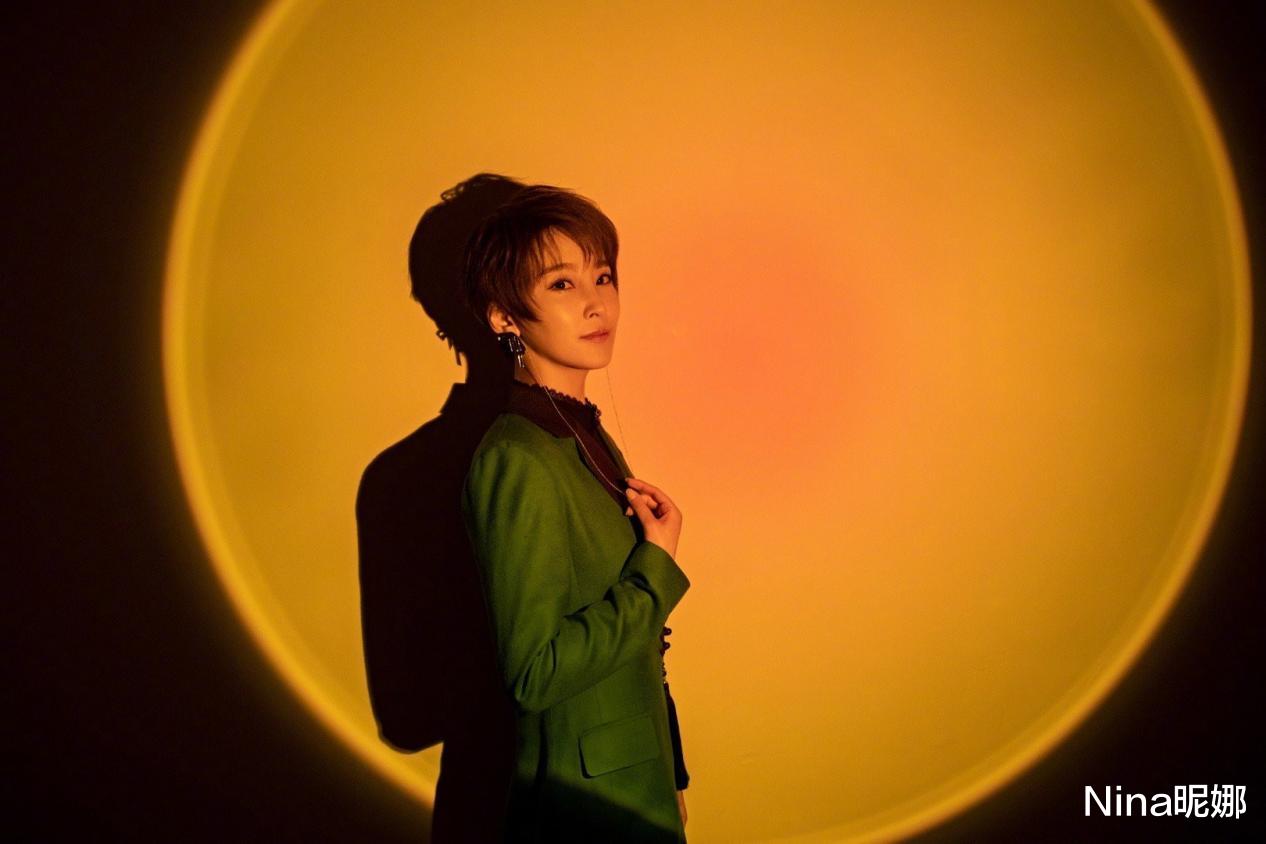 谢楠|百亿演员吴京娇妻走机场真奢侈，穿2万卡通卫衣，跟记者打招呼好温柔