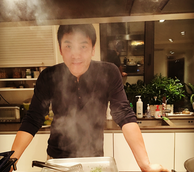 |参观林依轮现实住的豪宅,厨房配套设施齐全,可他平时却只吃火锅