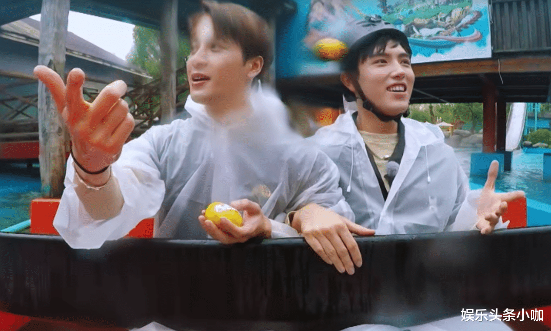 唐嫣|真行！当街手挽手，他俩如同连体婴