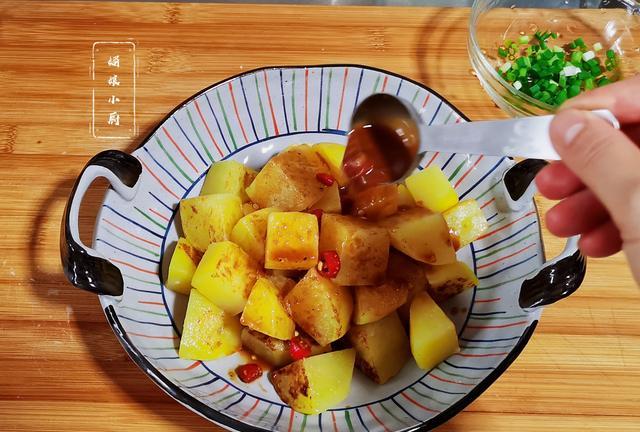 袁建明聊育儿|小白也会的土豆做法，只用2样调料，口感粉糯香气扑鼻