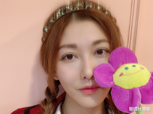 李彩桦|37岁香港著名女星陷整容疑云，被指苹果肌太发达，晒童年照力证清白