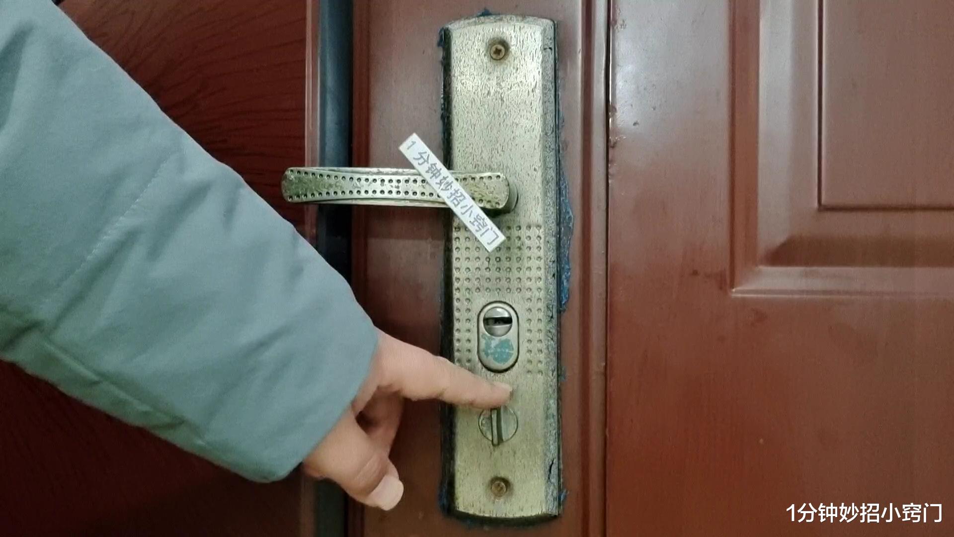 才发现,在门把手上放一个衣架,效果是真的厉害,回家抓紧试一试