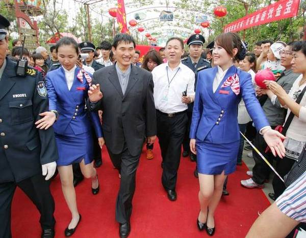 小彩旗|晚节不保，疲于走穴商演的李双江，竟然和 “大衣哥”抢饭吃？