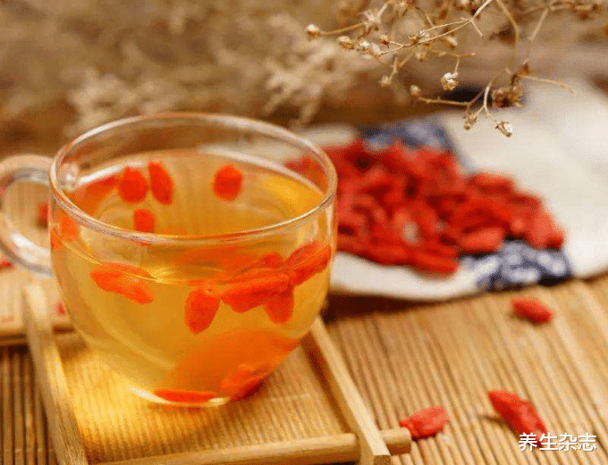 骨质疏松|无论男女,停止饮用“1水”,喝一口等于在骨头上“钻孔”,赶紧扔