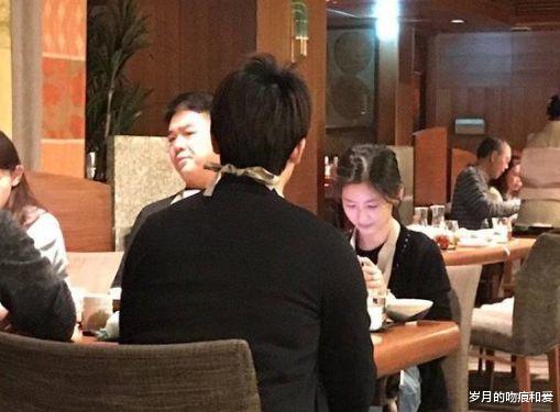 鹿晗|章泽天陪豪门丈夫应酬，居家打扮只顾玩手机，刘强东也是一脸无奈