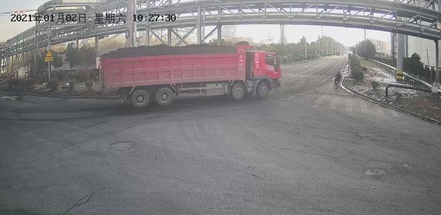 苟俊德 路面煤渣抛洒监控还原真相