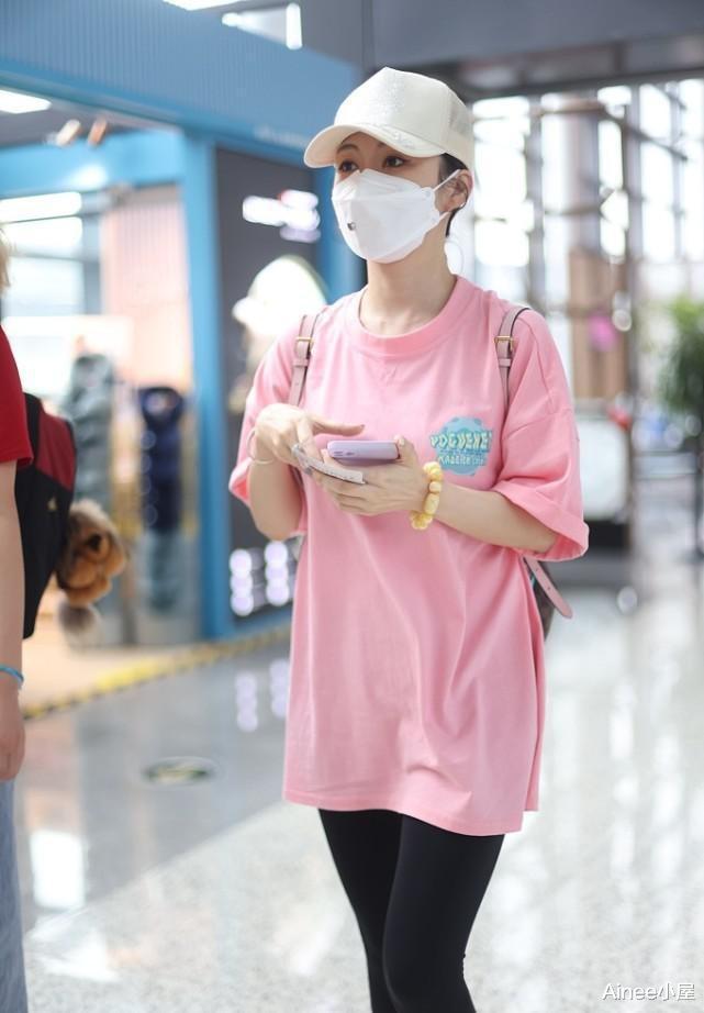 Ainee小屋|潘晓婷的身材看着有点单薄，粉色T恤配瑜伽裤，松垮感太明显