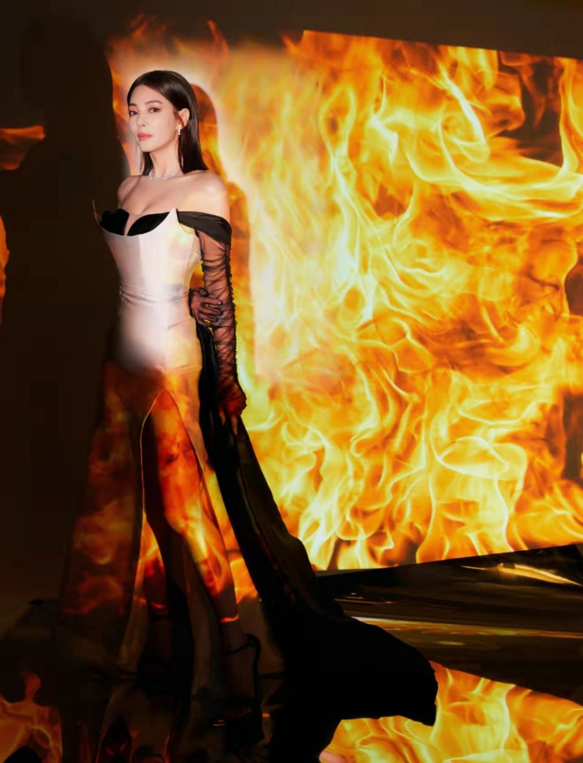 张雨绮|张雨绮红毯罕见翻车！穿修身高开叉礼服暴露水桶腰，脸僵到笑不出