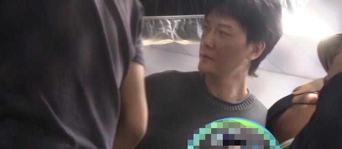 家装日志 冯绍峰拍定妆照，开心给合作女演员比赞，拍摄时不苟言笑超认真