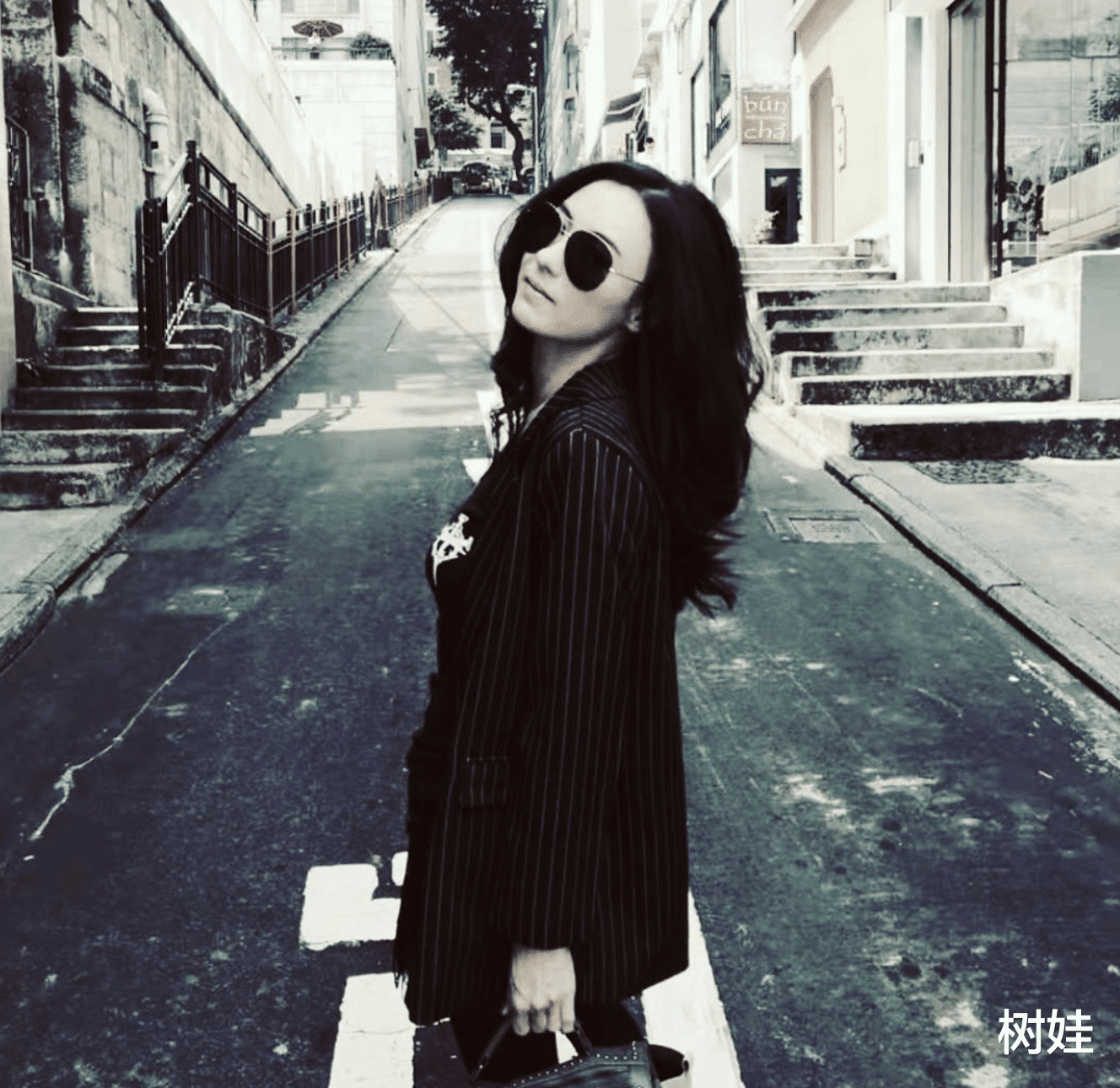 张柏芝|张柏芝直播次子带货，11岁谢振南羞涩可爱，全程英文对话中文蹩脚