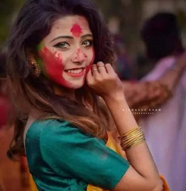 SUV 因“绿眼睛”走红的印度美女，整日被关在家中，原因让人哭笑不得