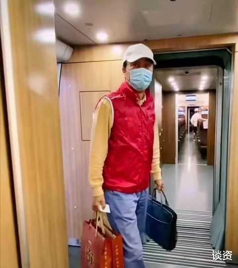 |冯巩回老家过节,屋内装修简朴,亲自下厨饭菜简单,被赞接地气